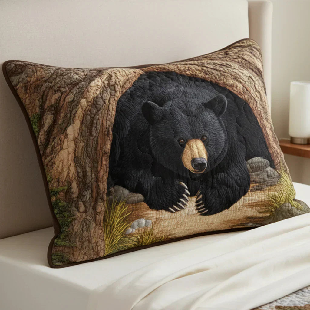 Quilted cushion cover with bear refuge