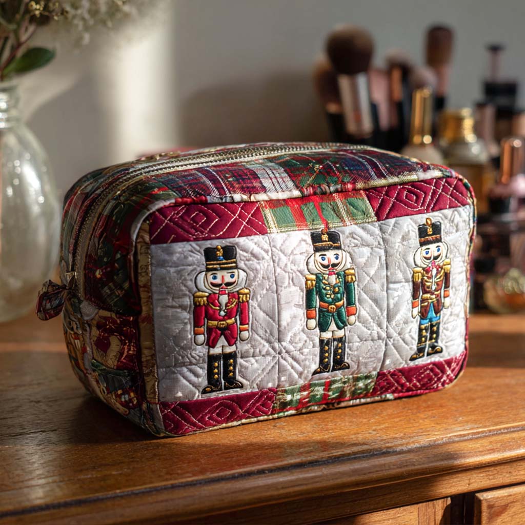Quilted beauty case with cheerful nutcracker NCU0PT9505